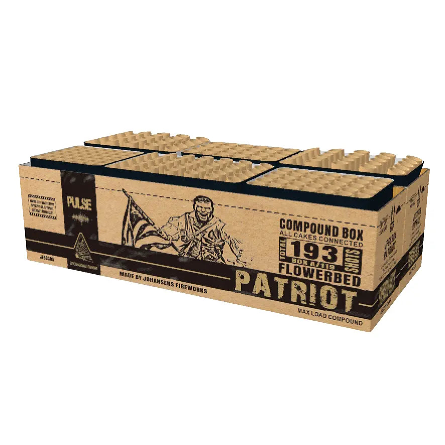 Die Patriot A|B Showbox von J-Fireworks ist eine rechteckige Box mit der Aufschrift "Patriot", die eine stilisierte Figur mit einer amerikanischen Flagge zeigt. Sie ist mit "Compound Box", "193 Schuss" und "Max Load Compound" beschriftet und hat eine strukturierte beige Oberseite.