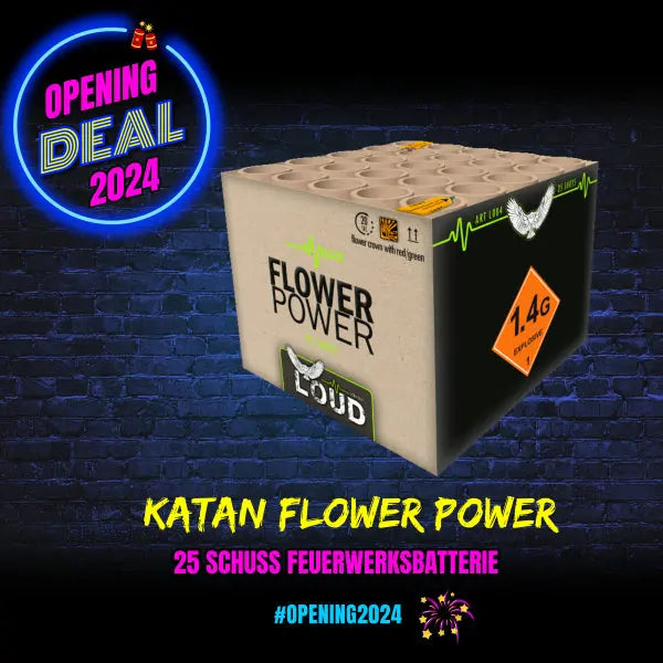 Eine Schachtel Katan Flower Power von Katan (25-Schuss Feuerwerksbatterie) steht vor einer dunklen Backsteinmauer mit Neonschildern, auf denen "Opening Deal 2024" und "Katan Flower Power" steht, sowie Feuerwerksgrafiken und Hashtags, die die Anzeige verstärken.