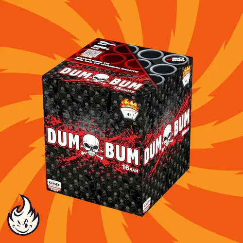 Eine schwarze Dumbum 16/20mm Klasek Feuerwerksdose von Dumbum mit "DUM BUM" und Totenkopfgrafik sitzt auf einem orangen Hintergrund. Die Box, bekannt für starke Knalleffekte, hat rote und weiße Akzente sowie ein kleines Flammenlogo.