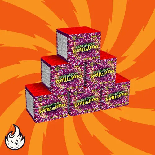 Sechs J-Fireworks Streetbox Bellisimo Boxen sind pyramidenförmig vor einem orangefarbenen Hintergrund mit gelben Wirbeln gestapelt, mit einem kleinen Flammensymbol in der unteren linken Ecke.
