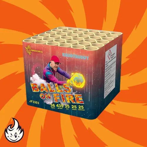 Die leuchtende J-Fireworks "Krudtbuddy Balls on Fire" Feuerwerksbatterie-Box zeigt einen Mann mit roter Mütze, der einen brennenden Ball wirft, mit auffälligen 36 Schuss-Details und einem orangefarbenen Burst-Design auf der Vorderseite.