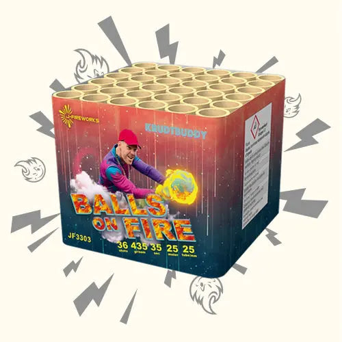 Die "Krudtbuddy Balls on Fire" 36 Schuss Feuerwerkskörper-Box von J-Fireworks zeigt einen illustrierten Mann, der einen flammenden Ball wirft, dynamische Blitzgrafiken, Produktdetails und Warnhinweise.