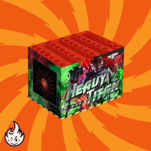 Eine lebendige Geisha Heavy Titan 500 Feuerwerksbatterie-Box mit auffälligen Grafiken und Action Art ist vor einem orangefarbenen Hintergrund mit einem Flammenlogo platziert und wirbt für ihre beeindruckende 34-Schuss-Anzeige.
