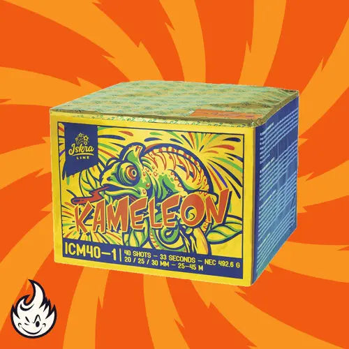 Eine farbenfrohe Schachtel mit der Aufschrift "Iskra Kameleon Mixed" mit einer Chamäleon-Illustration wird vor einem orangefarbenen Hintergrund mit wirbelnden gelben Strahlen gezeigt. Die Iskra Feuerwerksbatterie verfügt über Feuerwerksdetails, ein kleines Flammensymbol und 40 Schuss Mix-Kaliber.