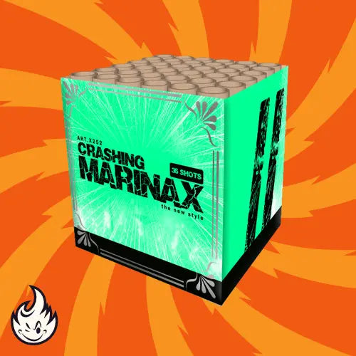 Eine würfelförmige Katan Crashing Marinax Feuerwerksbatterie mit leuchtend grünem Design und "36 Schuss"-Schriftzug steht vor einem orangefarbenen, wirbelnden Hintergrund, der unten links ein kleines Flammenlogo aufweist.