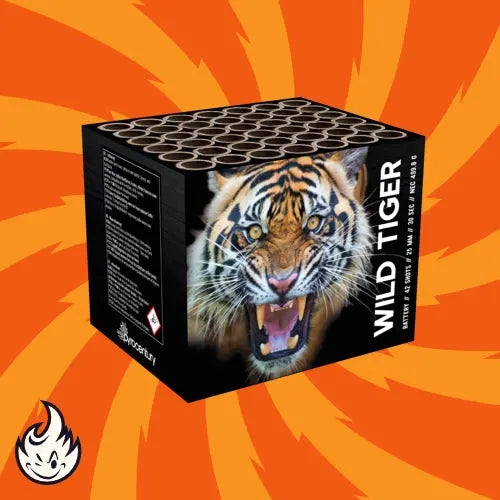 Die schwarze Pyrocentury Wild Tiger Feuerwerksdose von Pyrocentury zeigt einen zähnefletschenden Tiger auf einem orangefarbenen Wirbel-Hintergrund. Ein kleines Flammenlogo und die Wow-Garantie befinden sich unten links und weisen auf die bunten Effekte im Inneren hin.