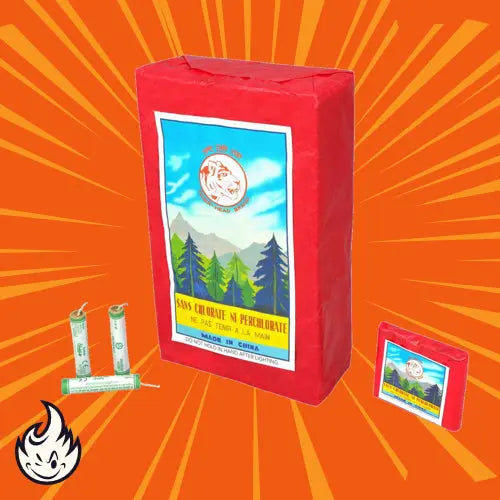 Eine rechteckige Funke China-Böller A Schinken P1-Böllerpackung, zwei kleine zylindrische Schallerzeuger-Böller und eine kleinere Funke-Packung sind auf einem orangefarbenen Hintergrund mit Strahlenlinien dargestellt.