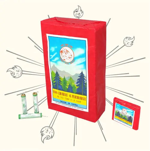 Eine große rote Funke China-Böller A Schinken P1 Feuerwerkspackung mit einem farbenfrohen Waldetikett, flankiert von zwei grünen Schallerzeuger-Feuerwerkskörpern und einer kleineren Funke-Packung, die mit Cartoon-Feuerwerkssymbolen versehen ist.