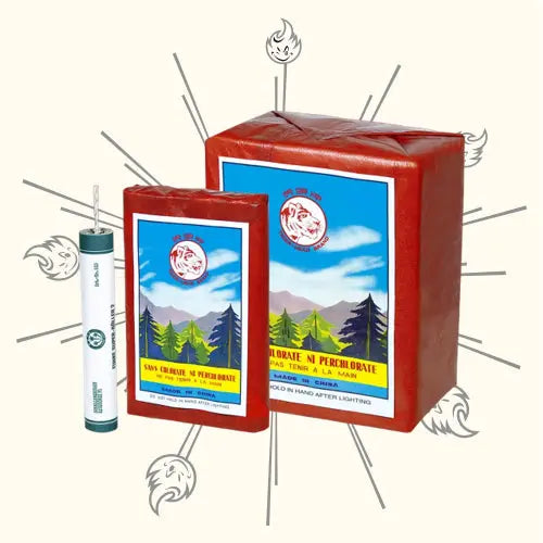 Zwei rote rechteckige Funke Super-Böller 2 - P1 Packungen von Funke, sowie ein grün-weißer zylindrischer P1 Schallerzeuger, umgeben von funkelnden Illustrationen - ideal für die Böller 2023-Feierlichkeiten.