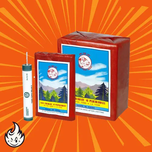 Drei rote Verpackungen mit blauen Etiketten mit Berg- und Baummotiv sowie ein grüner Funke Super-Böller 2 - P1 sind auf einem orangefarbenen Hintergrund mit Strahlenlinien abgebildet. In der Ecke erscheint ein kleines weißes Flammensymbol.