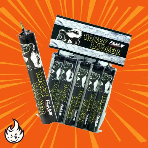 Der Funke Honigdachs P1, ein schwarzer Feuerwerkskörper von Funke, zeigt auf seiner orangefarbenen, strahlenförmigen Verpackung eine Dachs-Illustration mit einem Flammensymbol - ideal für das Silvesterfeuerwerk.