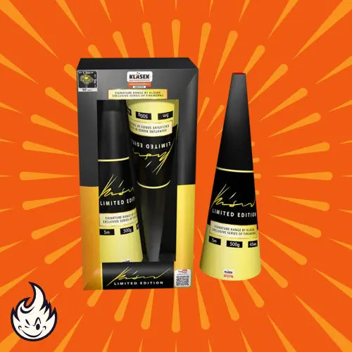 Ein schwarz-gelber, kegelförmiger Klasek Signature Range Vulkan 2er Set Feuerwerkskörper mit der Aufschrift "Limited Edition" steht neben seiner Schachtel auf einem orangefarbenen Hintergrund mit radialen Linien, einem Flammensymbol und dem Markennamen Klasek und Vulkan 500g auf der Verpackung.