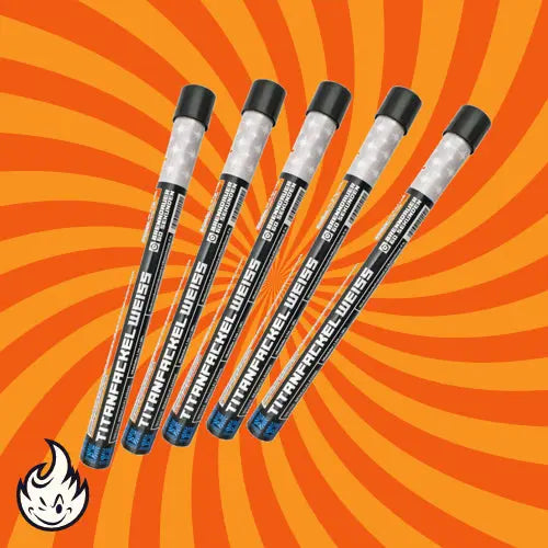 Fünf schwarze und weiße Argento Titanfackeln Weiss sind diagonal auf einem orangefarbenen Spiralhintergrund angeordnet - perfekt für Partys oder Hochzeiten. Der Markenname Argento ist sichtbar, mit einem kleinen Flammensymbol in der unteren linken Ecke.