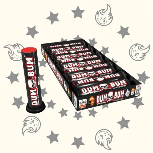 Eine Display-Box mit Dumbum Single Shot 20mm Klasek von Dumbum mit einem Feuerwerkskörper aufrecht daneben. Graue Sterne und Flammensymbole schmücken den Hintergrund.