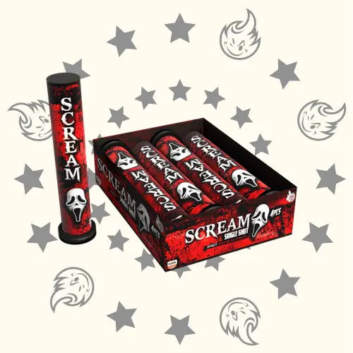 Eine Display-Schachtel mit Scream Single Shots von Scream, mit roter und schwarzer Verpackung und einem Geistermasken-Design. Ein Feuerwerkskörper im Stil einer Bombenrohre steht aufrecht neben der Schachtel, vor einem Hintergrund mit grauen Stern- und Geistersymbolen.