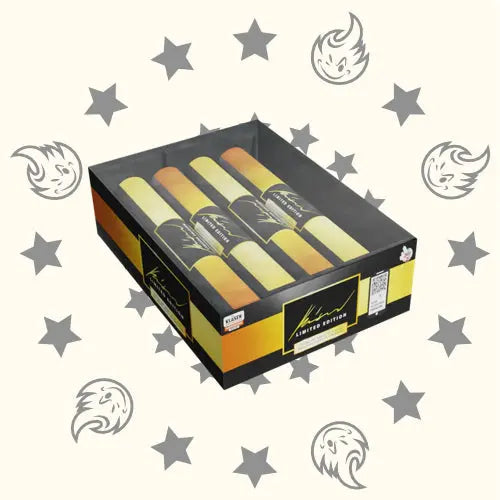 Eine schwarze Schachtel mit der Aufschrift Limited Edition" präsentiert vier farblich abgestufte Klasek Signature Range Single Shot 30mm Sticks in Gelb, Orange und Braun, die mit grauen Sternen und Flammensymbolen ein einzigartiges Feuerwerkserlebnis bieten.