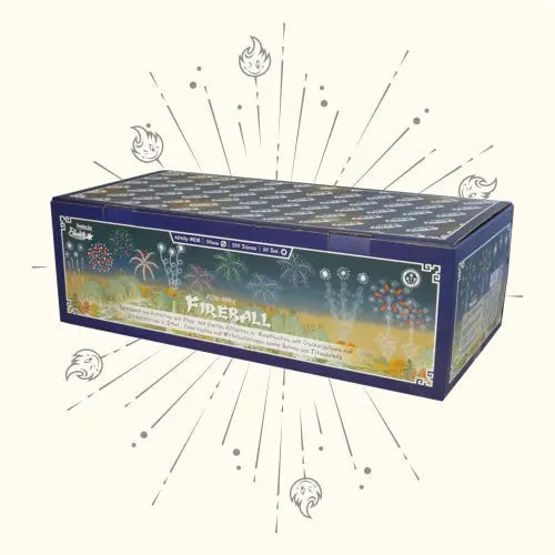 Eine rechteckige Box mit der Aufschrift "Funke Fireball" von Funke, mit lebendigen Feuerwerksgrafiken, steht in der Mitte auf einem beigen Hintergrund, umgeben von illustrierten Flammen und leuchtenden Linien - ein auffälliges XXL Compound Feuerwerk-Display.