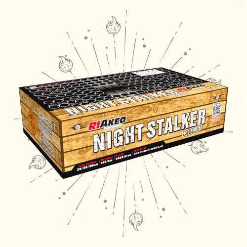 Rechteckige Box mit der Aufschrift "Riakeo Night Stalker" von RIAkeo in Holzoptik, Feuerwerkskunst und Produktinformation. Funkeneffekte unterstreichen dieses beeindruckende Verbundfeuerwerk für Ihre nächste Feuerwerksshow.