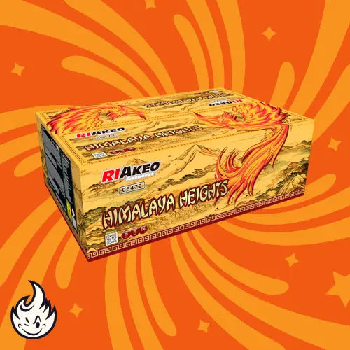 Eine gelbe Schachtel mit der Aufschrift "RIAkeo Himalaya Heights Mix" mit Berg- und Phönix-Motiven steht auf einem orangefarbenen Hintergrund mit wirbelnden Mustern und einem Flammensymbol und präsentiert das spektakuläre 136 Schuss Verbundfeuerwerk.