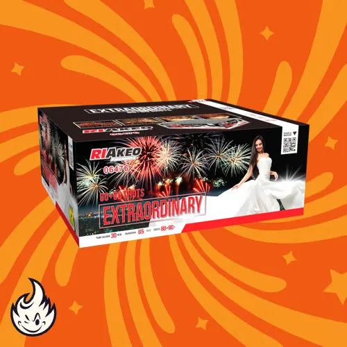 Die rechteckige Feuerwerksdose "Riakeo Extraordinary Fan" von RIAkeo zeigt ein farbenfrohes Feuerwerk, eine Frau in Weiß und kräftige Farben auf einem orangefarbenen Wirbelhintergrund - und hebt damit hochwertiges Feuerwerk und ein spektakuläres 160 Schuss Doppel-Verbundfeuerwerk hervor.