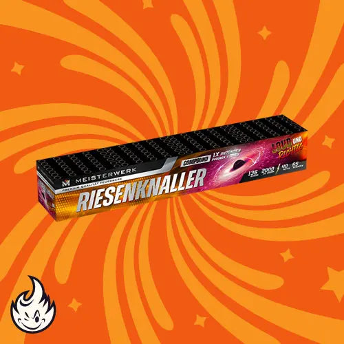 Eine leuchtend orange- und rosafarbene rechteckige Schachtel mit der Aufschrift "Geisha Riesenknaller" von Geisha wird vor einem wirbelnden orangefarbenen Hintergrund mit einem Flammensymbol gezeigt; dieses Verbundfeuerwerk liefert 136 Schuss für ein explosives Display.