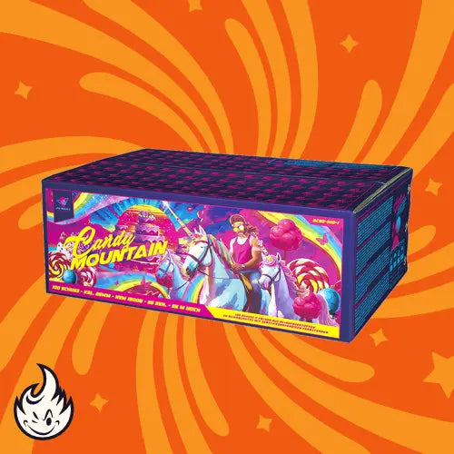Das Albert Candy Mountain 100-Schuss Verbundfeuerwerk von Albert besteht aus einer farbenfrohen, rechteckigen Schachtel mit dem Motiv eines Mannes mit Sonnenbrille, der auf einem weißen Einhorn zwischen Süßigkeiten und Lutschern reitet, vor einem orangefarbenen, wirbelnden Hintergrund.