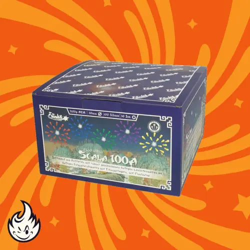 Eine blaue Schachtel mit der Aufschrift "Funke Scala 100A Cakebox" mit farbenfroher Feuerwerksgrafik steht vor einem orangefarbenen, wirbelgemusterten Hintergrund mit einem Flammensymbol unten links und zeigt 30 mm Verbundfeuerwerkseffekte von Funke.