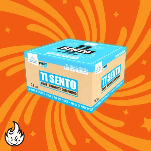 Eine quadratische Schachtel mit der Aufschrift "HELLO Ti Sento Compound" steht vor einem orangefarbenen Hintergrund mit wirbelnden gelben Mustern. Diese NEUHEIT 2024 von Hello ist ein 100-schüssiges Verbundfeuerwerk, beige mit blauen und weißen Akzenten und dem Hello-Logo.