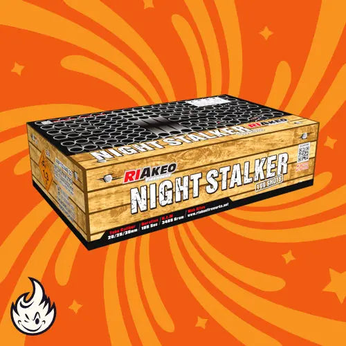 Eine rechteckige Schachtel mit der Aufschrift "Riakeo Night Stalker" von RIAkeo steht auf einem orangefarbenen Hintergrund mit gelben Wirbeln, einem Flammensymbol und verspricht ein leuchtendes Verbundfeuerwerk für eine schillernde Feuerwerk-Anzeige.