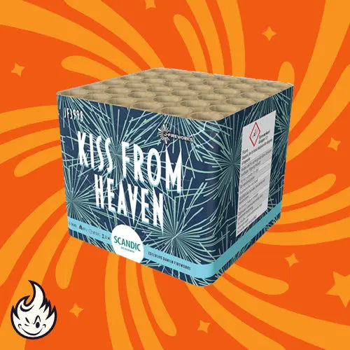 Eine blau-weiße Scandic Kiss from Heaven Feuerwerksbatterie-Box mit der Aufschrift "Kiss from Heaven" von Scandic steht auf einem orangefarbenen Hintergrund mit gelben Sternenmustern und einem Flammenlogo unten links.