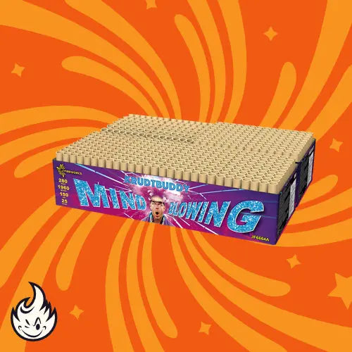 Eine Krudtbuddy Mind Blowing A|B Showbox von J-Fireworks sitzt vor einem orangefarbenen Hintergrund mit wirbelnden gelben Mustern, mit einem cartoonhaften überraschten Gesicht, Funkensymbolen und einem kleinen Flammenlogo in der Ecke.