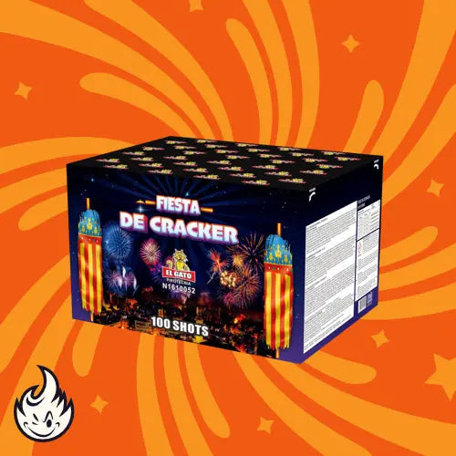 Eine Schachtel mit El Gato Fiesta de Cracker Verbundfeuerwerk von El Gato mit spanischen Flaggenmotiven und 100 Schuss auf orangefarbenem Hintergrund mit wirbelnden gelben Mustern und einem kleinen Flammensymbol.