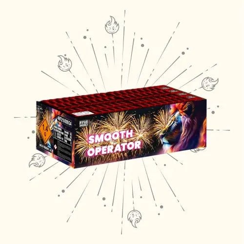 Eine rechteckige Schachtel mit der Aufschrift "Pyro Specials Smooth Operator" von Pyro Specials zeigt bunte Feuerwerkskörper und einen Flamingo auf hellem Hintergrund mit Funken- und Flammenmotiven, die das 100 Schuss Fächer-Verbundfeuerwerk hervorheben.
