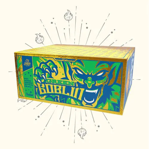Der Iskra Green Goblin von Iskra zeigt eine lebendige Box mit einem grimmigen grünen und gelben Kobold, scharfen Zähnen und Krallen. Strahlende Linien und Flammensymbole unterstreichen das aufregende 131-Schuss-Display dieses Verbundfeuerwerks.