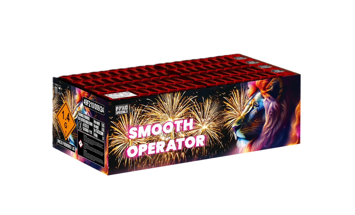 Eine rechteckige Feuerwerksdose mit der Aufschrift "Pyro Specials Smooth Operator" von Pyro Specials zeigt leuchtende Knallfrösche und einen bunt bemähnten Löwen. Auf der Oberseite ist ein Gitter aus Röhrenöffnungen zu sehen, was darauf hinweist, dass es sich um ein 100 Schuss Fächer-Verbundfeuerwerk handelt.