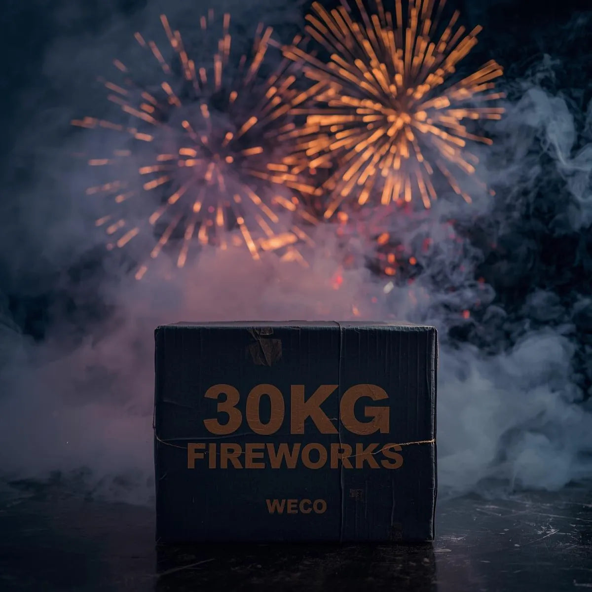 Ein Karton mit der Aufschrift "WECO Überraschungspaket XXL 30kg" von Weco liegt auf dem Boden, während dahinter ein schillerndes Feuerwerk den rauchigen Nachthimmel erhellt.