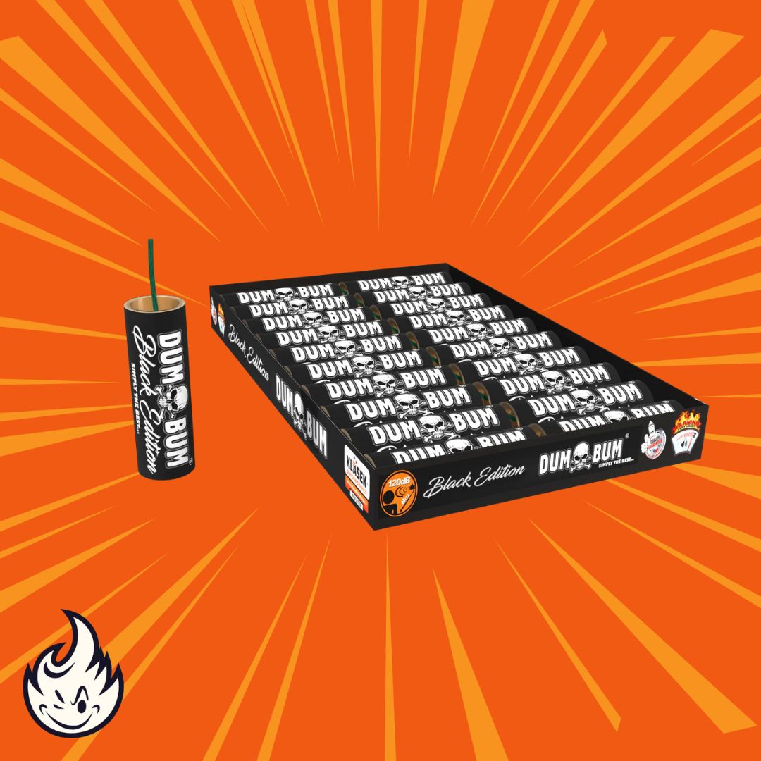 Ein Trinkbecher der Marke Dumbum und eine große, rechteckige "Dumbum Black Edition 120dB"-Box sind auf einem orangefarbenen Hintergrund mit strahlenden Linien und einem kleinen Flammenlogo in der Ecke abgebildet.