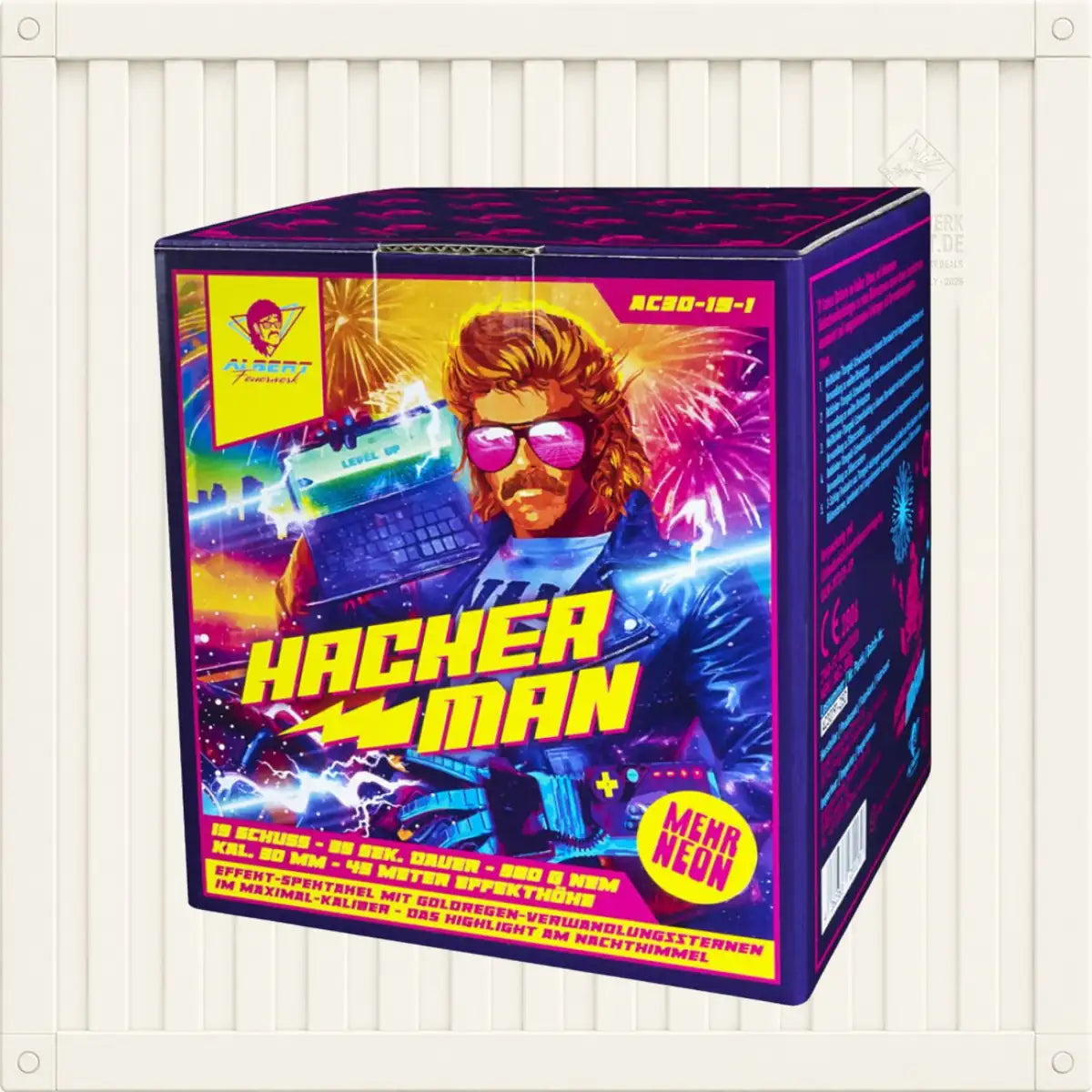 Die Feuerwerksverpackung „Albert Hacker Man“ von Albert zeigt einen Mann im Retro-Stil, der eine Sonnenbrille und einen Vokuhila trägt und ein Keyboard in der Hand hält. Neonlichter, farbenfrohe Feuerwerkskörper und der auffällige Schriftzug „Albert Hacker Man“ lassen die Verpackung besonders hervorstechen.