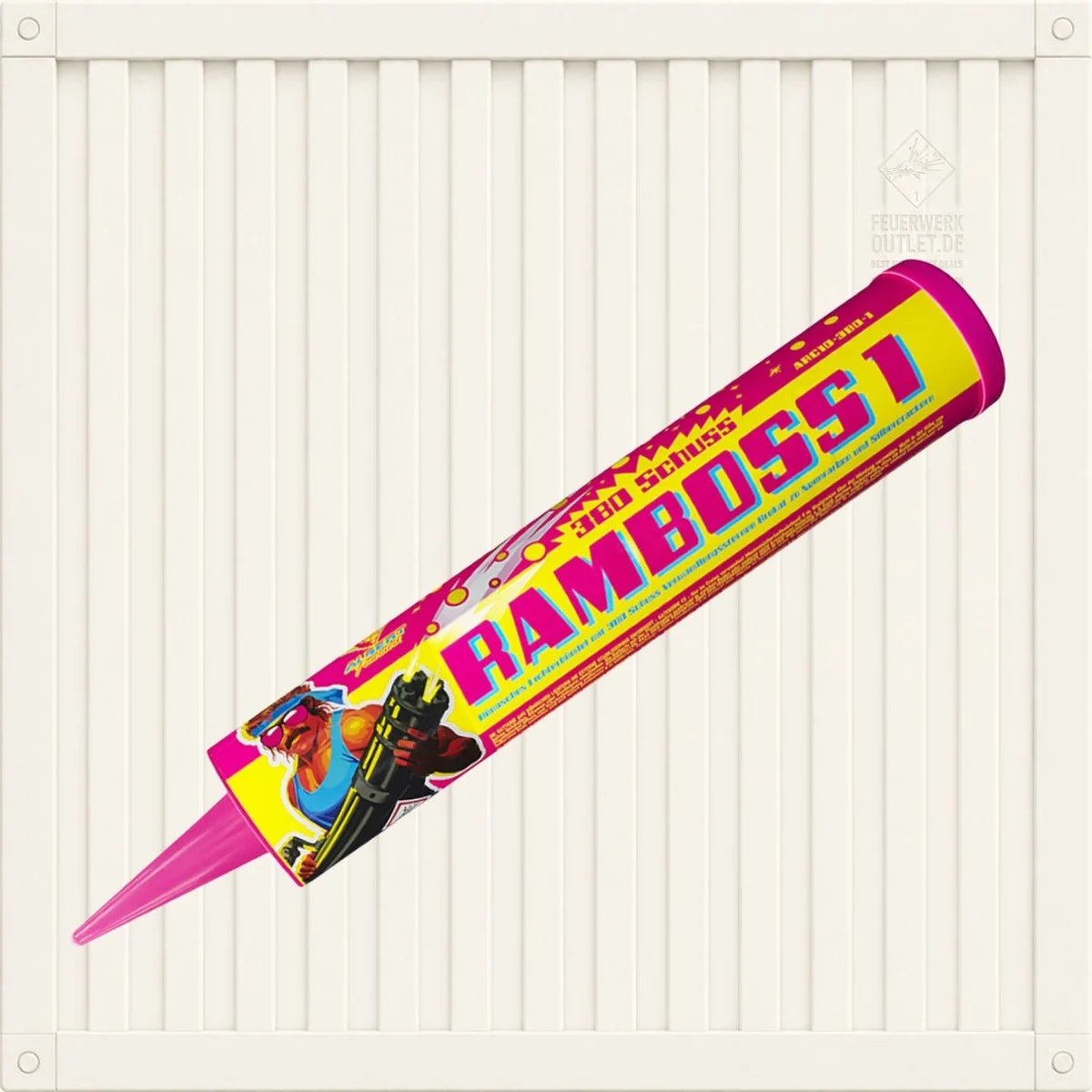 Eine farbenfrohe Feuerwerksrakete der Marke Albert mit der Aufschrift „Albert Ramboss 1“, deren Verpackung eine auffällige Schrift und eine Comicfigur mit einer Waffe zeigt, vor einem weißen Hintergrund mit vertikalen Lamellen.