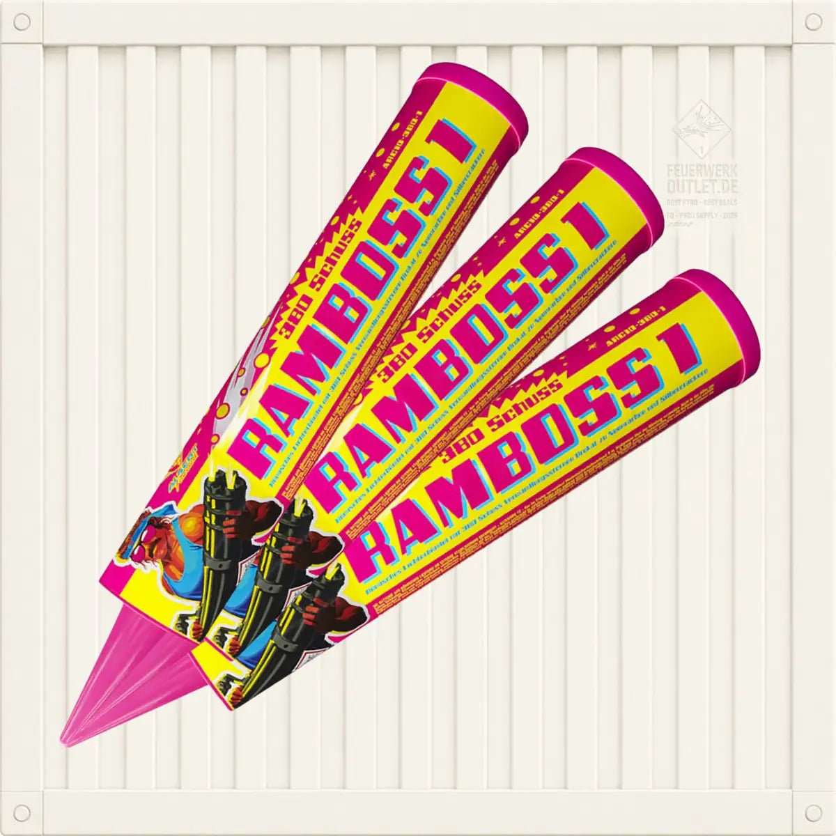 Drei farbenfrohe Raketen aus dem „Albert Vorteilsset Ramboss 1 – 3er-Pack“ 💰 mit auffälligen rosa und gelben Etiketten, die durch markante Grafiken und Schriftzüge bestechen, sind diagonal auf einem weißen, gerippten Hintergrund angeordnet.