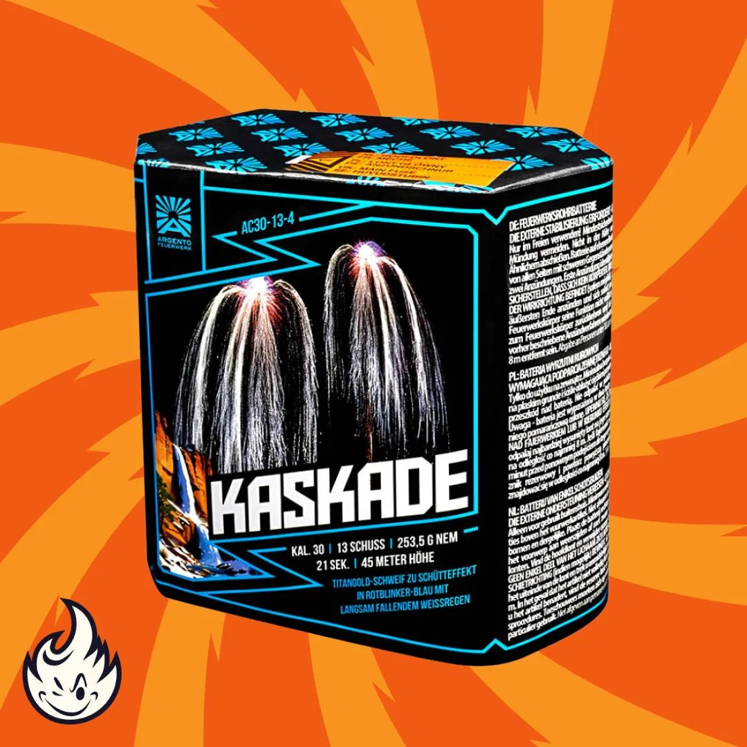 Die "Argento Kaskade" von Argento ist eine sechseckige Feuerwerksdose mit Abbildungen von weißen Feuerwerkskörpern in Kaskadenform. Der orangefarbene Hintergrund ist mit Sternenmustern versehen und in der unteren linken Ecke ist ein kleines Flammenlogo abgebildet.