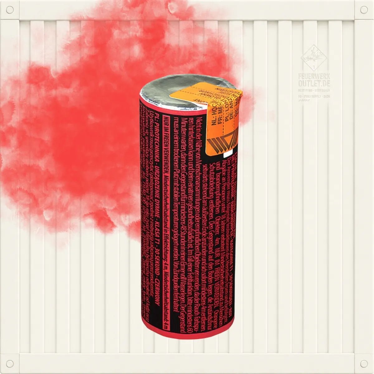 Eine Argento Dualsmoke 38-mm-Rot-Granate mit einem schwarzen Etikett, das mit weißer und roter Schrift bedruckt ist, vor dem Hintergrund von rotem Rauch.