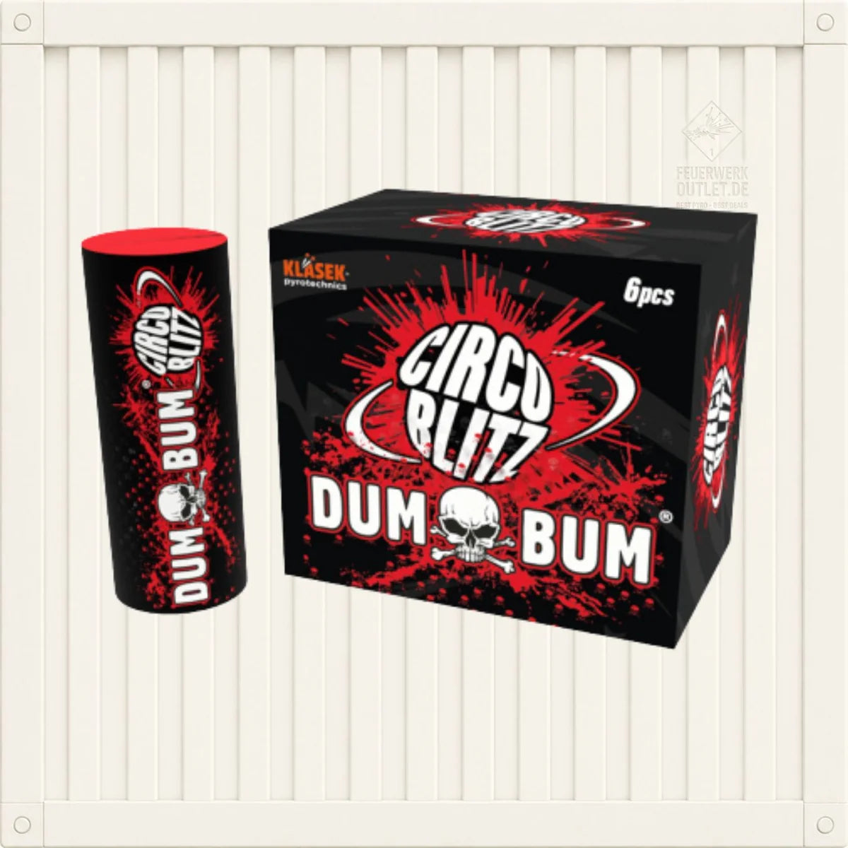 Ein zylindrisches „Dumbum Circoblitz“-Feuerwerk neben einer schwarzen Schachtel mit sechs Feuerwerkskörpern; beide sind mit roten Farbspritzern und einem Totenkopf-Logo verziert.