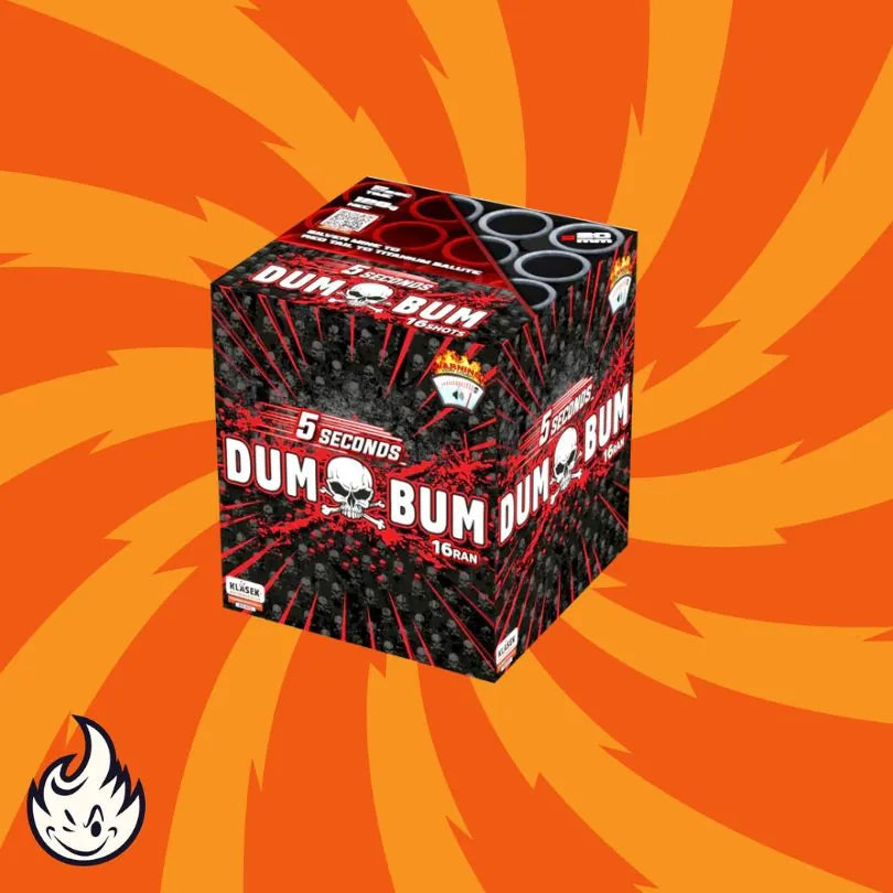 Eine schwarz-rote Dumbum 16/20mm 5sec Klasek Feuerwerksdose mit Totenkopfgrafik und "5 Sekunden Salut"-Schriftzug steht vor einem orangefarbenen Hintergrund mit wirbelnden gelben Mustern. Das weiße Flammenlogo der Marke Dumbum befindet sich in der unteren linken Ecke.