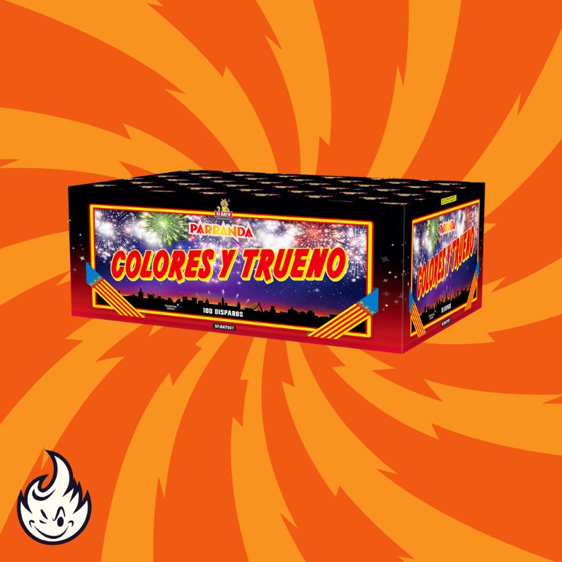 Die leuchtende Feuerwerksdose "El Gato Parranda Colores y Trueno" von El Gato ist auf einem orangefarbenen Hintergrund mit Wirbeln abgebildet und zeigt ein Feuerwerk vor einem nächtlichen Himmel sowie ein Flammenlogo in der unteren linken Ecke.