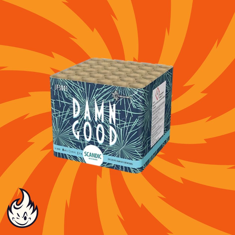 Eine blaue Schachtel mit der Aufschrift "DAMN GOOD" und einer Tannennadelgrafik steht in der Mitte auf einem orangefarbenen, wirbelnden Hintergrund. Die Flammenkarikatur der Marke Scandic und "Scandic Damn Good Feuerwerksbatterie 36 Schuss" erscheinen in der unteren linken Ecke.