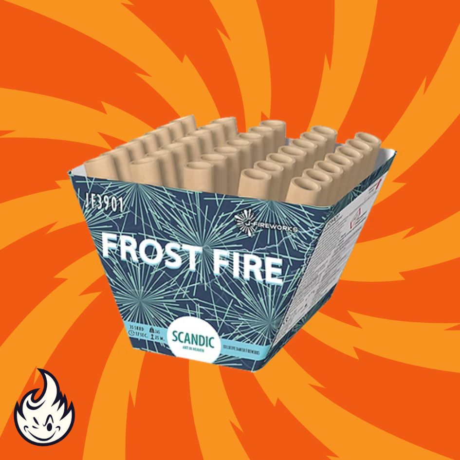 Eine blau-weiße Scandic Frost Fire 35sh Fan Feuerwerksbatterie mit mehreren Röhren wird vor einem orangefarbenen Hintergrund mit wirbelnden gelben Mustern präsentiert. Ein kleines Flammenlogo ist in der unteren linken Ecke sichtbar. Marke: Scandic.