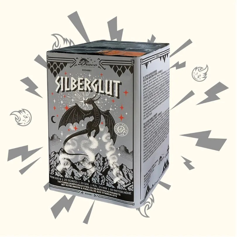 Die Startrade Draco Silberglut Tieftonheuler Feuerwerkbatterie verfügt über ein Graustufen-Fantasie-Design mit einem schwarzen Drachen, der Feuer über Berge inmitten von Blitzen und Rauch spuckt und sich von einem hellen Hintergrund mit illustrierten Ausbrüchen abhebt.