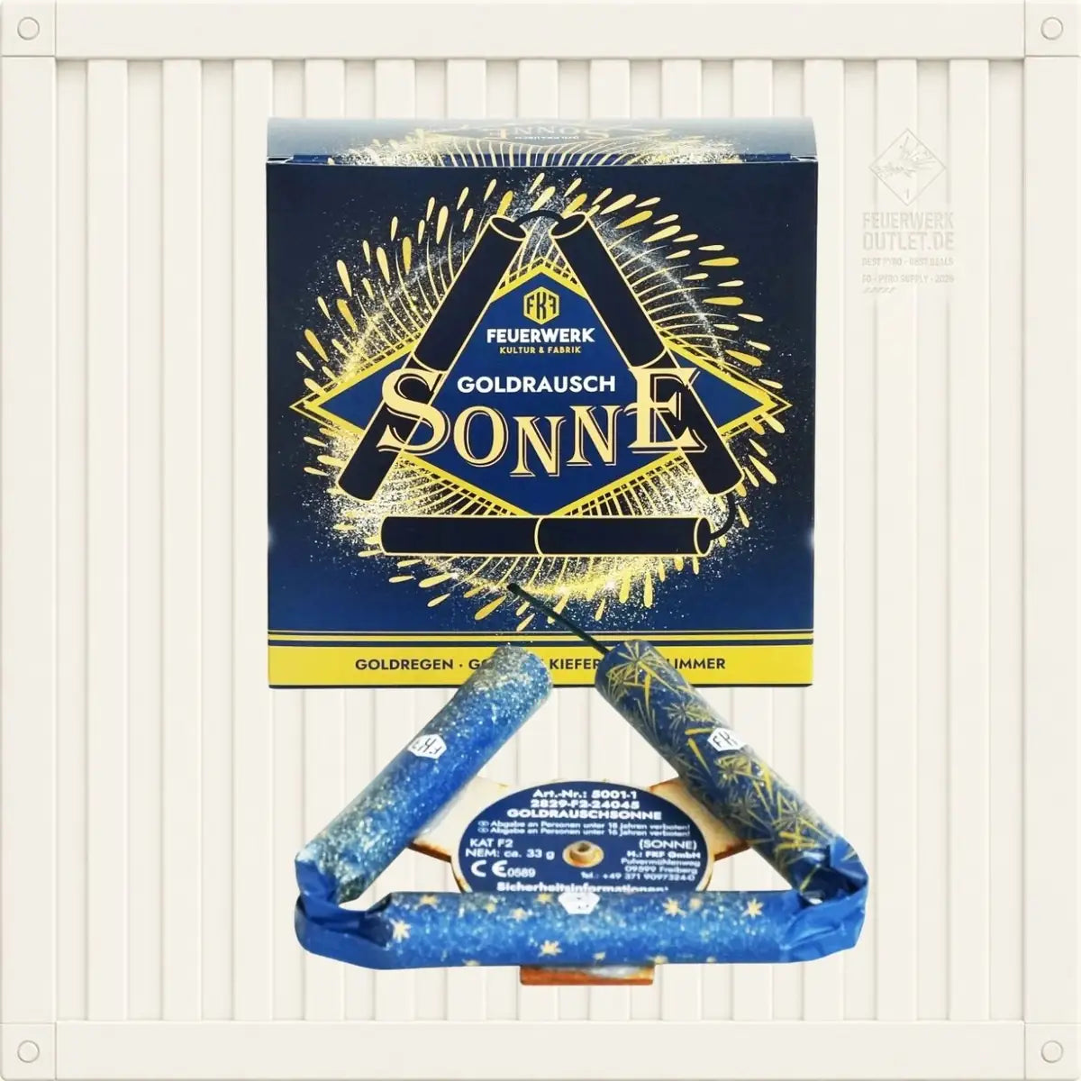 Eine blau-goldene FKF „Goldrauschsonne“ 🇩🇪 Feuerwerksschachtel von Feuerwerk Outlet, verziert mit funkelnden Sonnenstrahlen-Motiven, ist abgebildet, vor der zwei zylindrische Feuerwerksstäbe auf einem weißen Lattenhintergrund präsentiert werden.