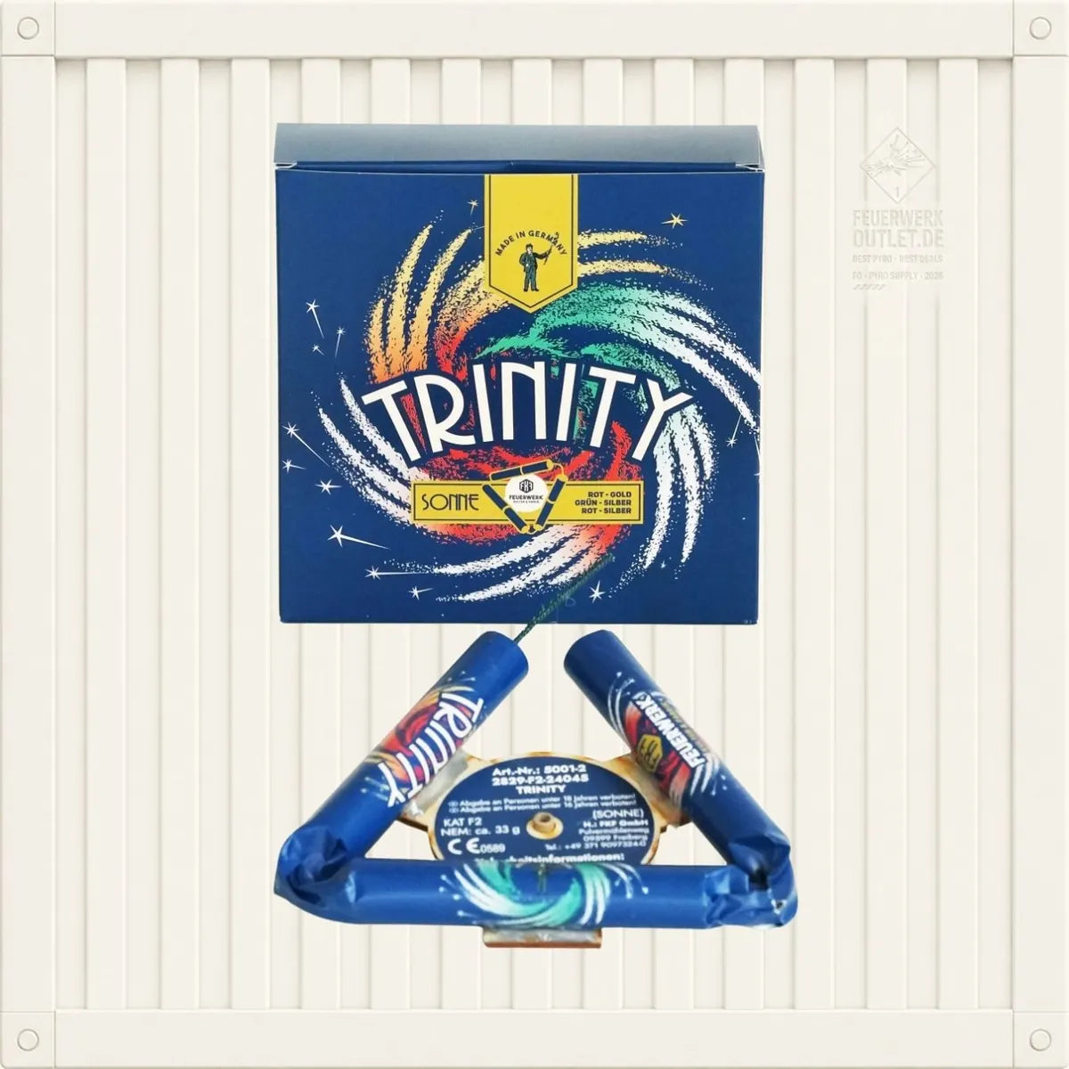 Über drei passenden Feuerwerksrohren, die in einer Dreiecksformation angeordnet sind, befindet sich eine blaue Schachtel mit der Aufschrift „FKF Trinity-Sonne 🇩🇪“ von Feuerwerk Outlet, die ein farbenfrohes Wirbelmuster aufweist. Der Hintergrund ist weiß und mit vertikalen Linien versehen.
